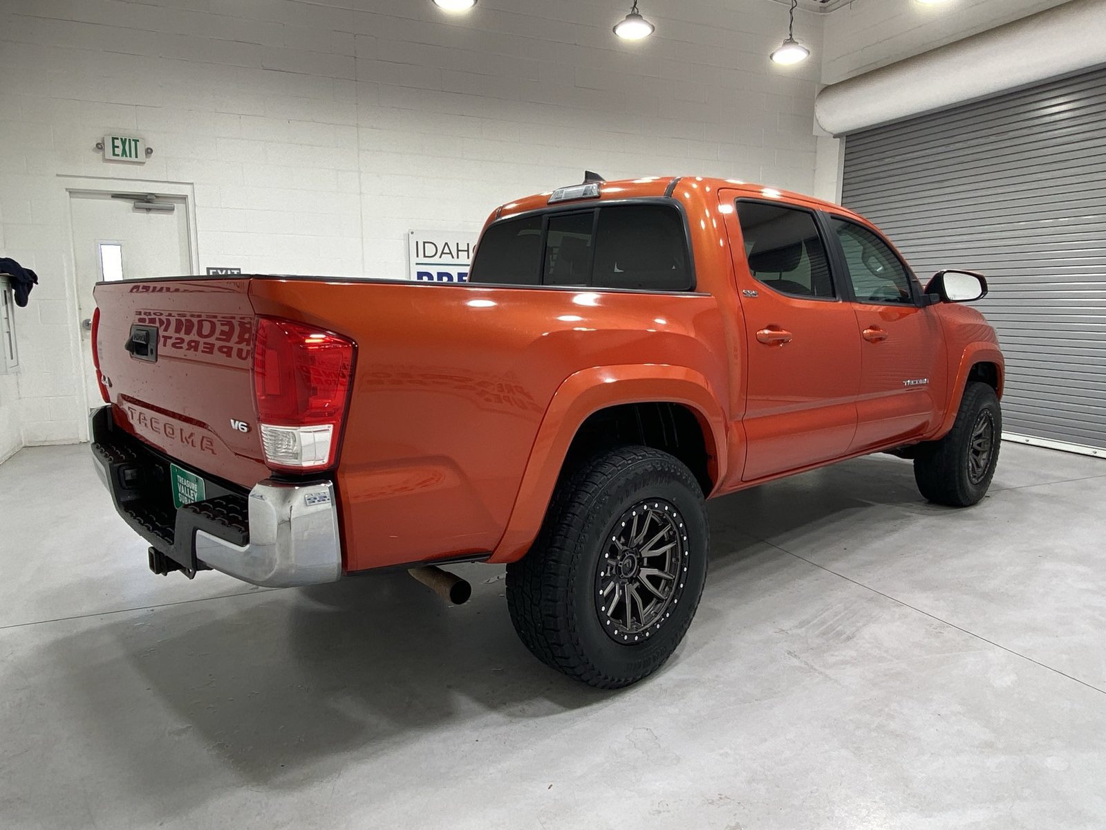 Used 2017 Toyota Tacoma SR5 w/ Tow Package AWD/4WD image 8