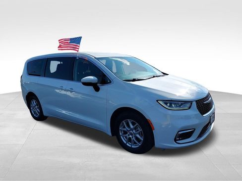 Used 2023 Chrysler Pacifica Touring-L FWD image 7