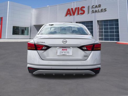 Used 2025 Nissan Altima 2.5 SV AWD/4WD image 7