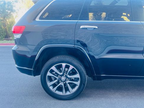 Used 2017 Jeep Grand Cherokee Overland AWD/4WD image 4