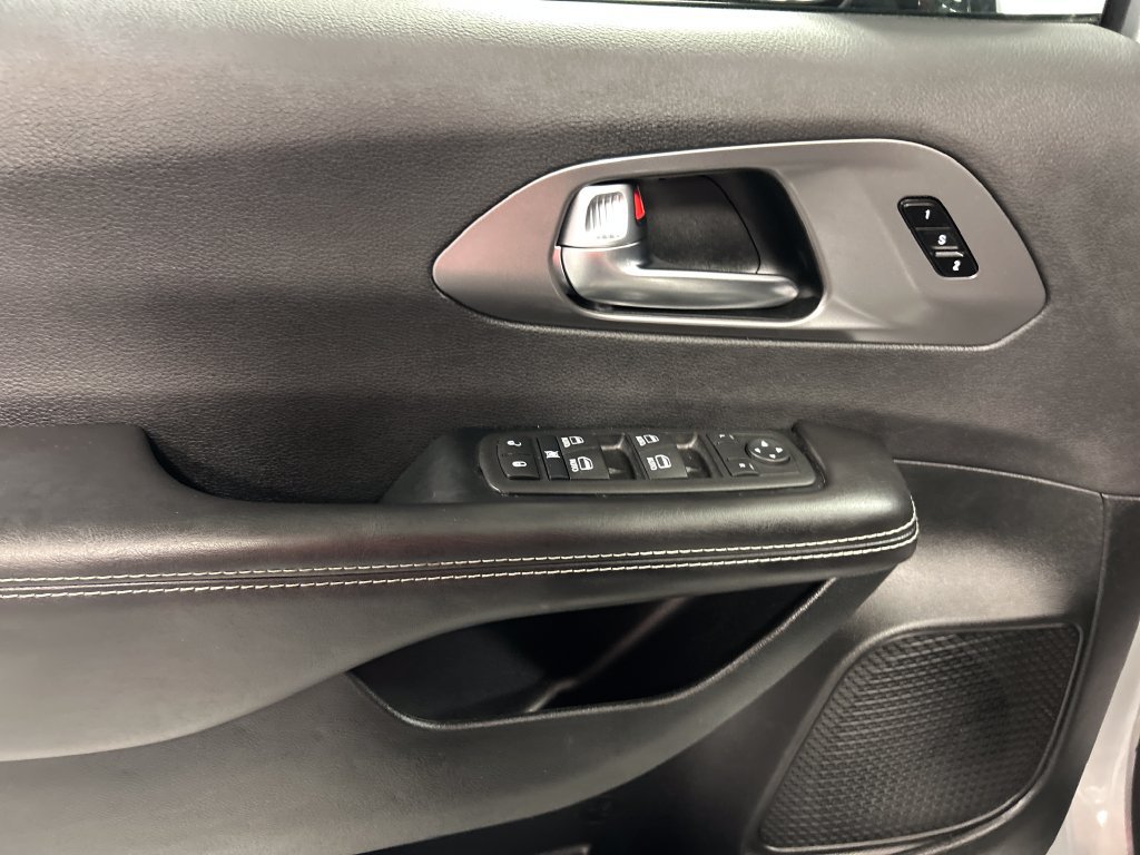 Used 2026 Chrysler Pacifica Select w/ S Appearance Package FWD image 14