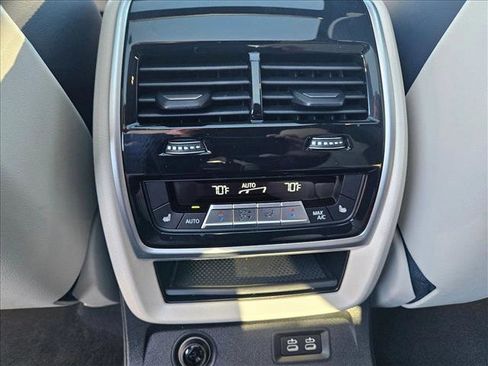 Used 2022 BMW X7 M50i w/ Dynamic Handling Package image 17