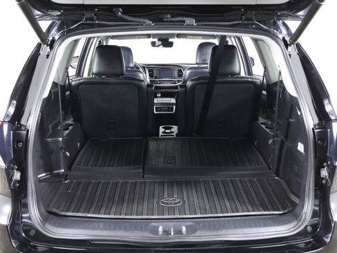 Used 2019 Toyota Highlander XLE AWD/4WD image 21