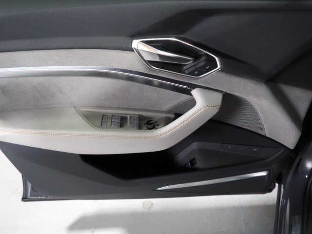 Used 2024 Audi Q8 e-tron Prestige AWD/4WD image 63