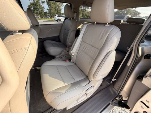 Used 2016 Toyota Sienna XLE Premium FWD image 11