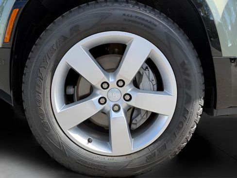 Certified 2025 Land Rover Defender 130 X-Dynamic SE image 9