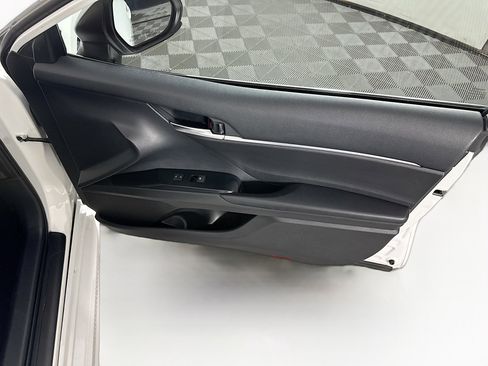 Used 2020 Toyota Camry SE w/ Carpet Mat Package image 29