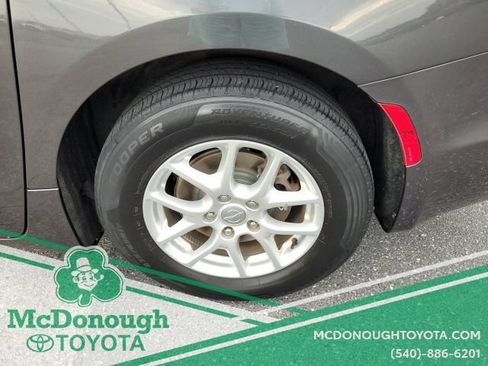 Used 2020 Chrysler Pacifica Touring w/ Advanced Safetytec Group FWD image 24