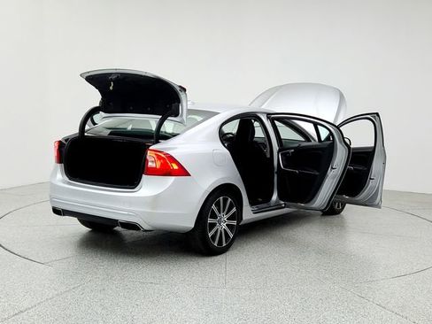 Used 2018 Volvo S60 T5 Inscription image 11