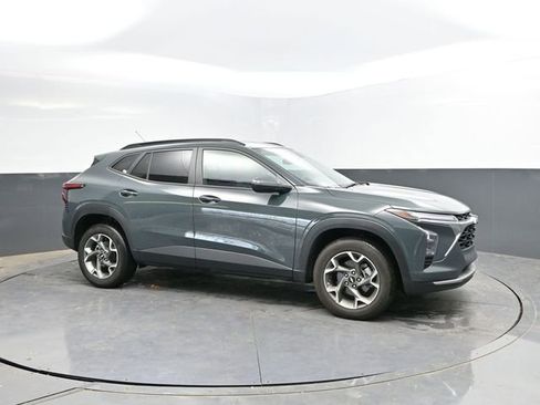 Used 2025 Chevrolet Trax LT FWD image 3