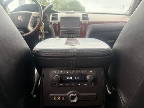 Used 2011 Cadillac Escalade ESV Luxury image 31