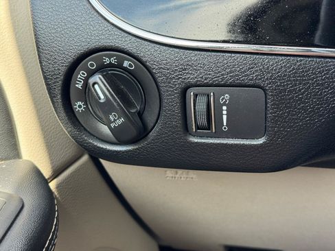 Used 2019 Dodge Grand Caravan SXT FWD image 17