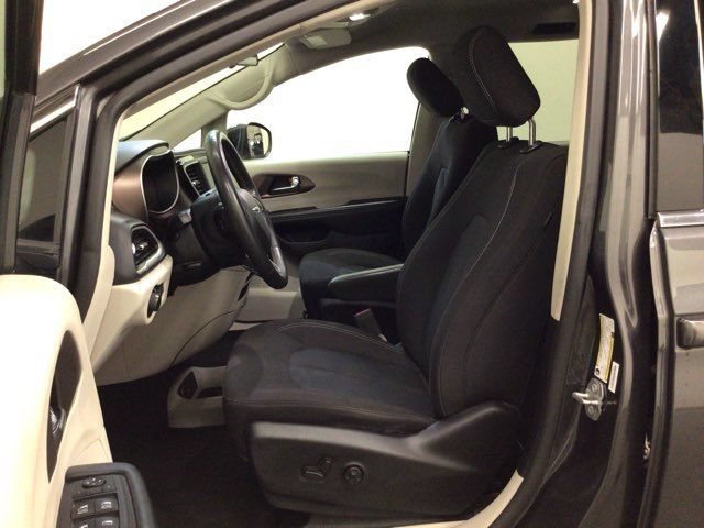 Used 2022 Chrysler Voyager LX FWD image 16
