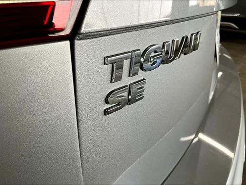 Used 2021 Volkswagen Tiguan SE image 10