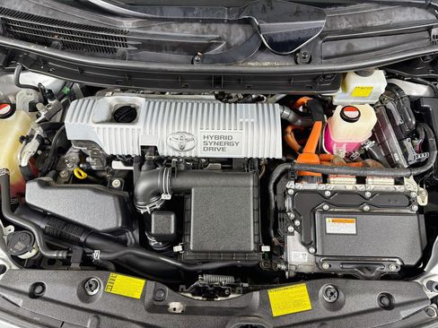Used 2015 Toyota Prius Four FWD image 31