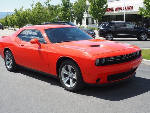 Used 2018 Dodge Challenger SXT RWD image 9