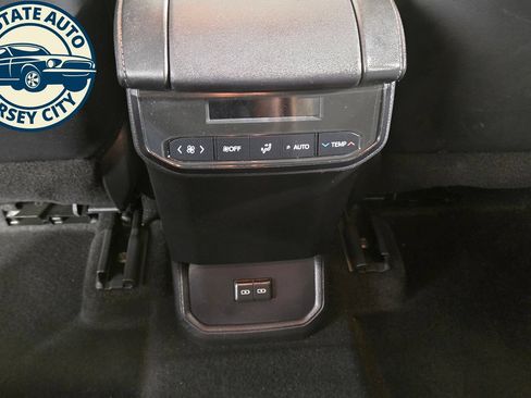 Used 2024 Toyota Highlander XLE AWD/4WD image 32