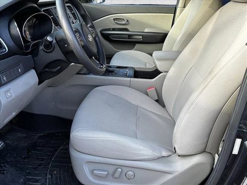 Used 2017 Kia Sedona LX image 11