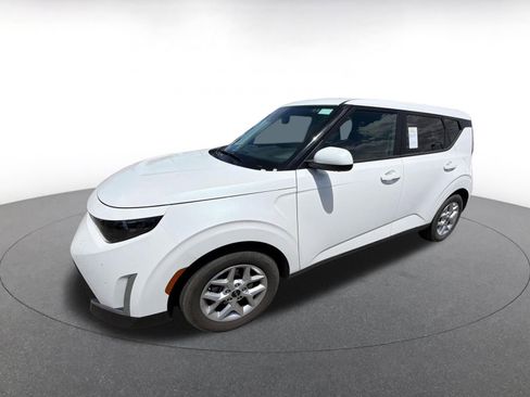 Used 2025 Kia Soul LX w/ LX Technology Package FWD image 3