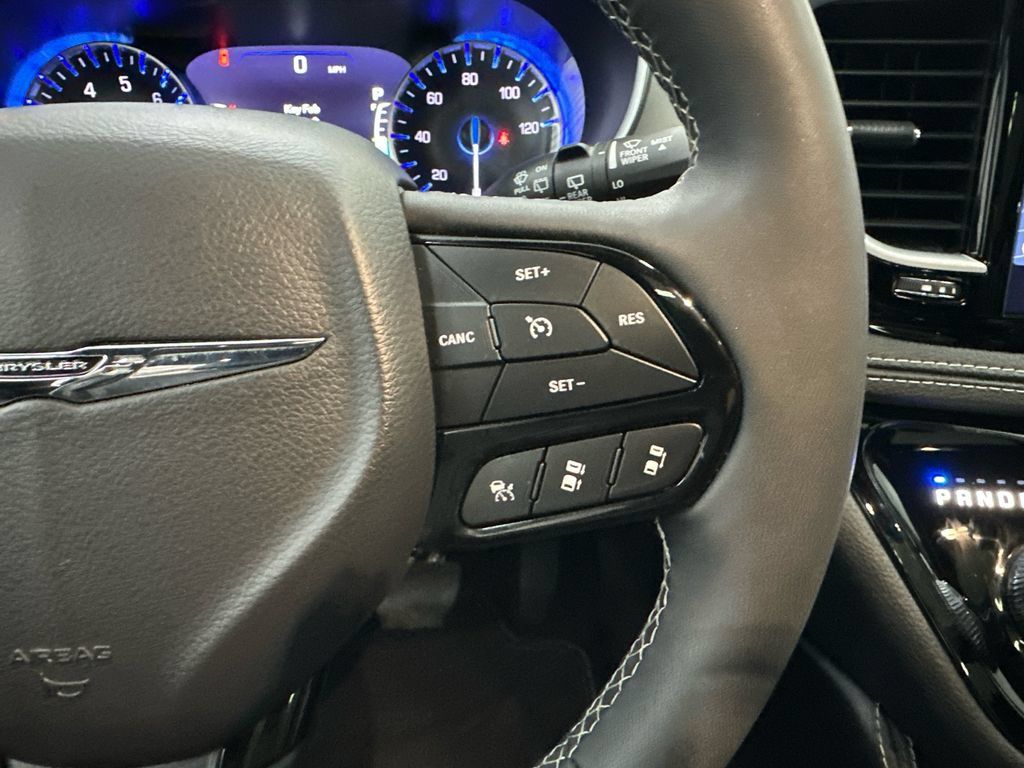 Used 2025 Chrysler Pacifica Limited FWD image 30