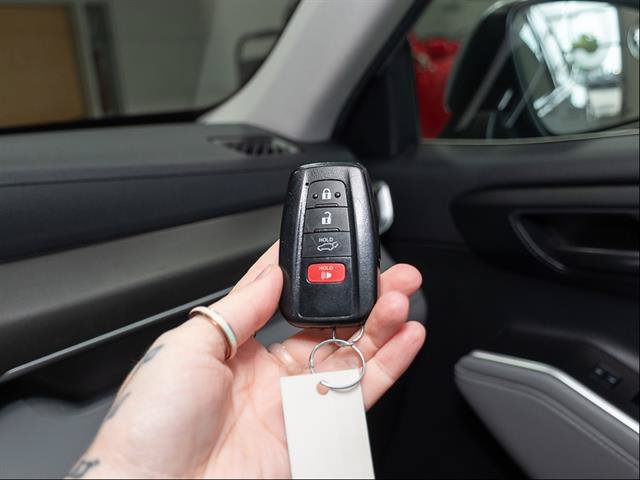 Used 2021 Toyota Highlander LE AWD/4WD image 16