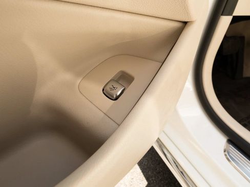 Used 2017 Mercedes-Benz E 300 image 38
