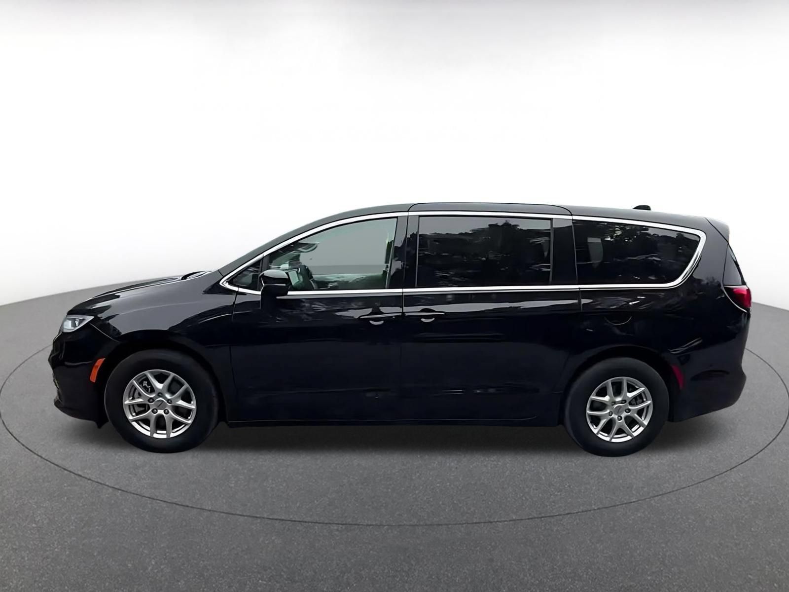 Used 2024 Chrysler Pacifica Touring-L FWD image 8