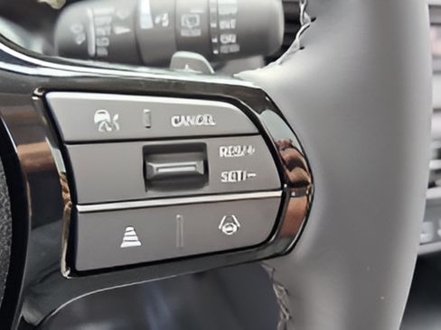 Used 2025 Honda Pilot Touring image 17