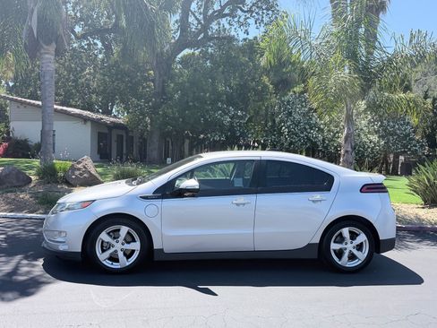 Used 2015 Chevrolet Volt w/ Enhanced Safety Package 1 FWD image 2