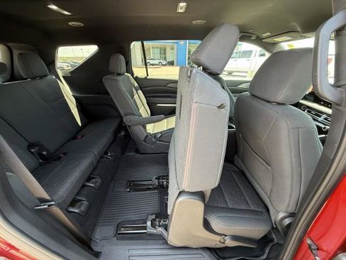 Used 2025 Chevrolet Traverse LT w/ Driver Confidence Package image 32
