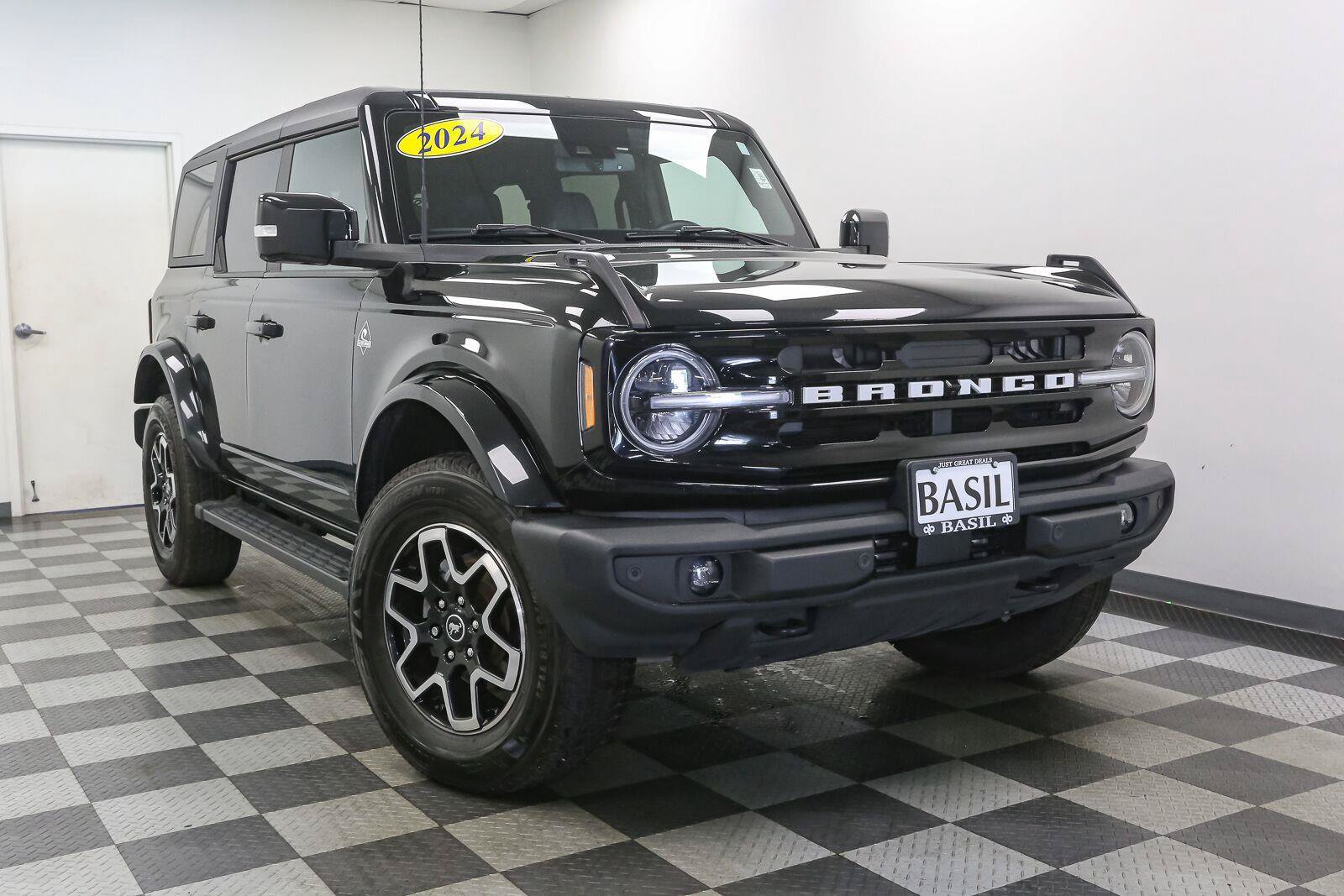 Used 2024 Ford Bronco Outer Banks AWD/4WD image 2