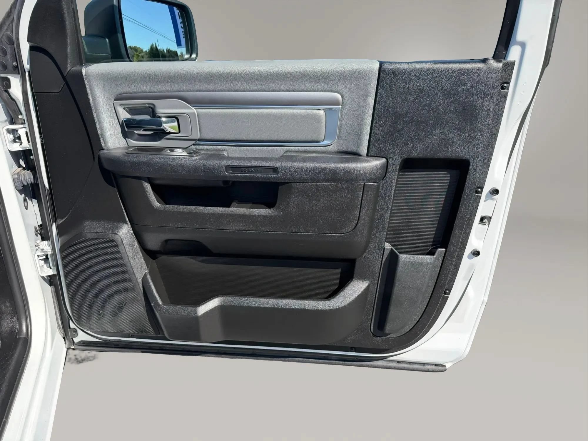 Used 2022 RAM 1500 Classic SLT AWD/4WD image 45