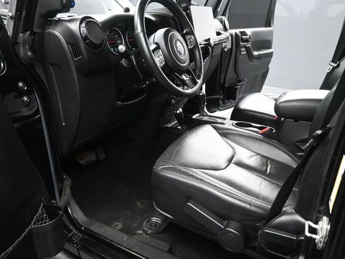 Used 2015 Jeep Wrangler Unlimited Sahara image 10
