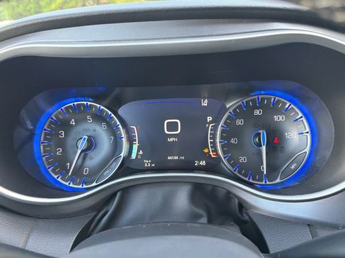 Used 2024 Chrysler Pacifica Touring-L FWD image 28