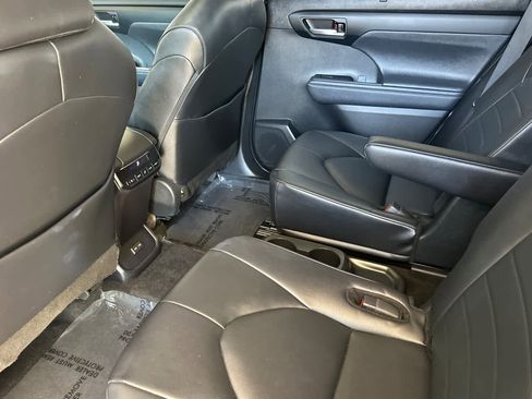Used 2024 Toyota Highlander XLE image 4