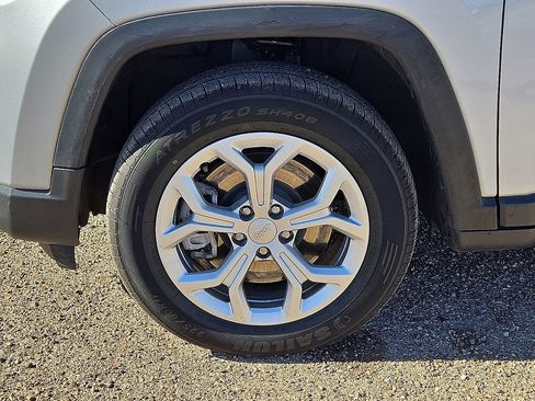 Used 2024 Jeep Compass Latitude image 11