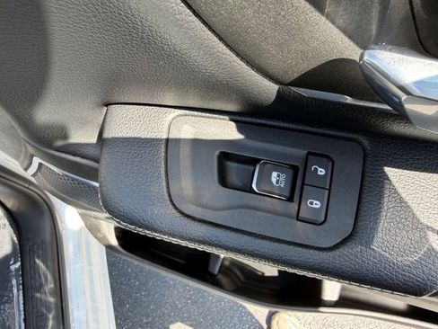 Used 2025 RAM 1500 Laramie AWD/4WD image 35