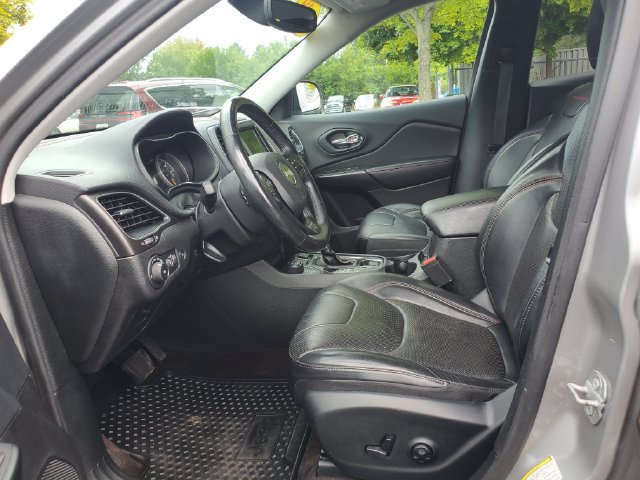 Used 2019 Jeep Cherokee Trailhawk AWD/4WD image 19