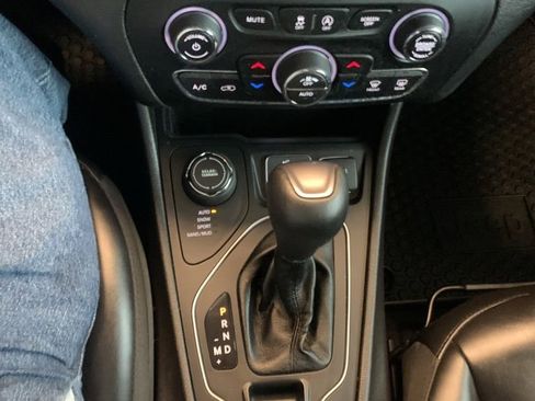 Used 2019 Jeep Cherokee Latitude Plus w/ Comfort/Convenience Group image 9