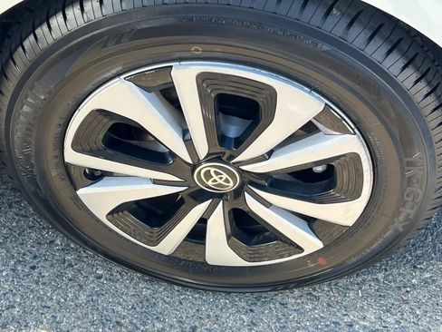 Used 2017 Toyota Prius Prime Advanced FWD image 22