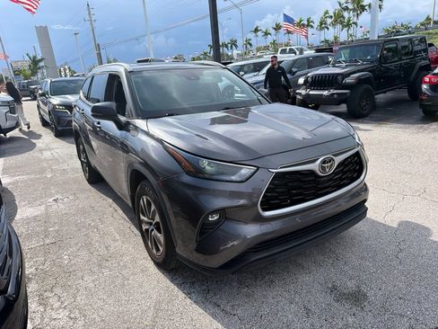 Used 2022 Toyota Highlander XLE AWD/4WD image 3