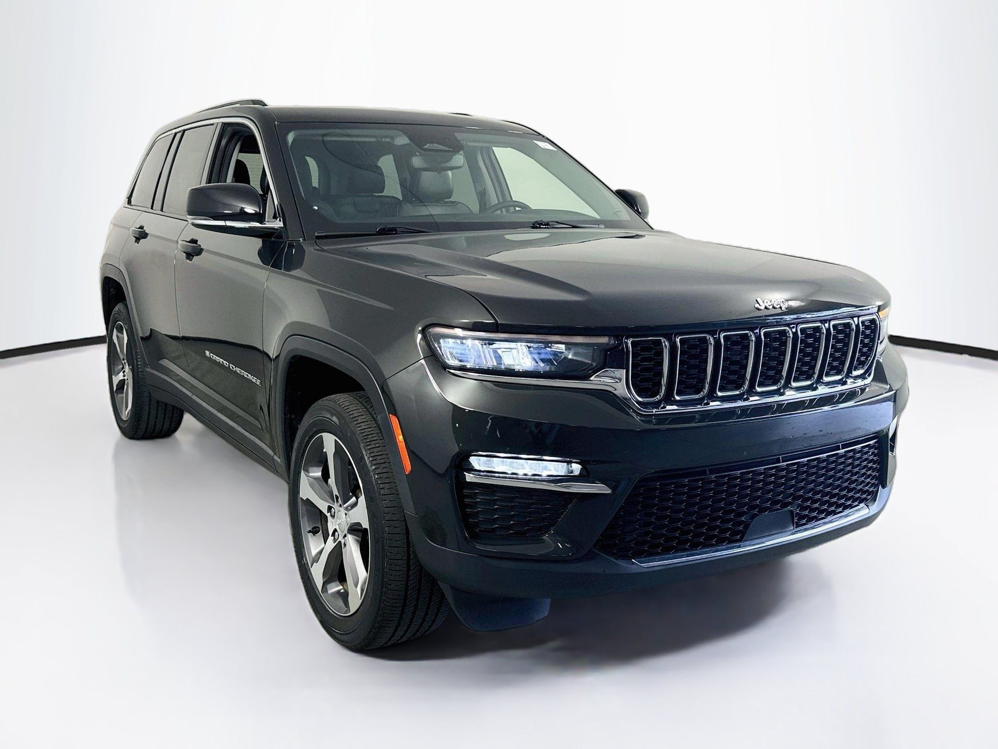 Used 2023 Jeep Grand Cherokee Limited AWD/4WD image 3