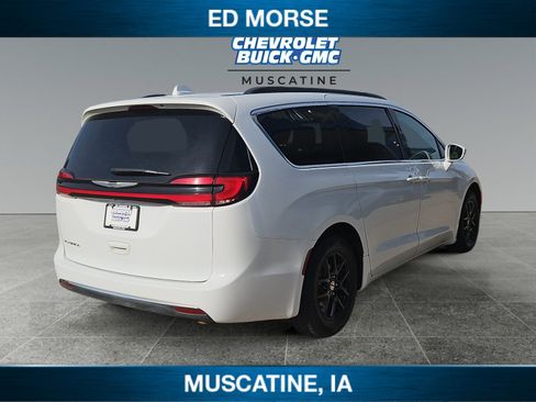 Used 2022 Chrysler Pacifica Touring-L FWD image 5