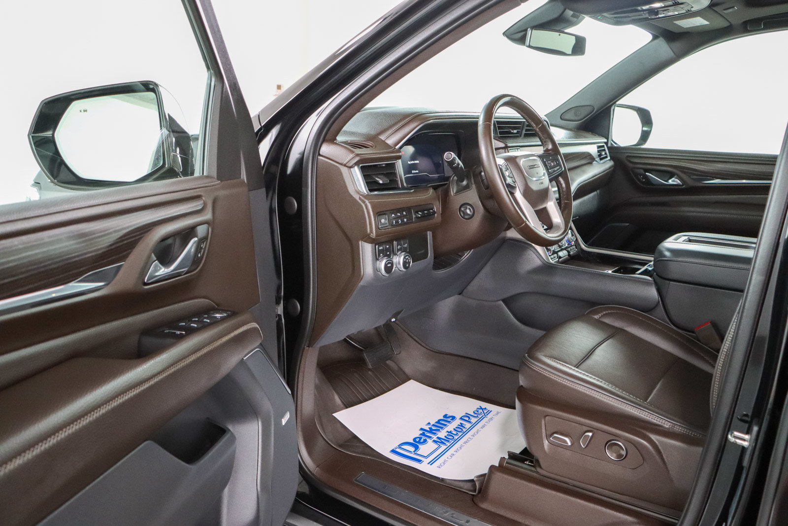 Used 2023 GMC Yukon Denali w/ LPO, Floor Liner Package AWD/4WD image 3