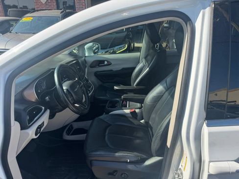 Used 2017 Chrysler Pacifica Touring-L FWD image 8