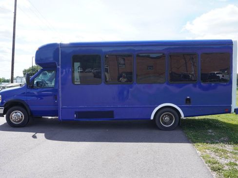 Used 2019 Ford E-450 and Econoline 450 Super Duty w/ Shuttle Bus Prep Package RWD image 2