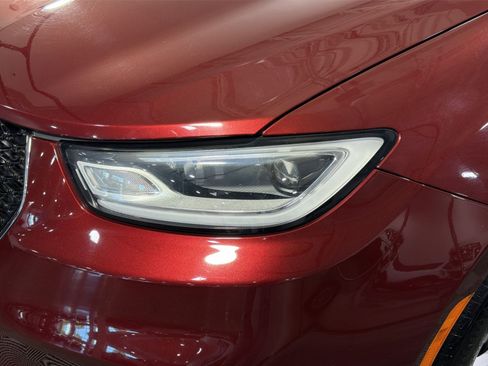 Used 2023 Chrysler Pacifica Touring-L FWD image 13