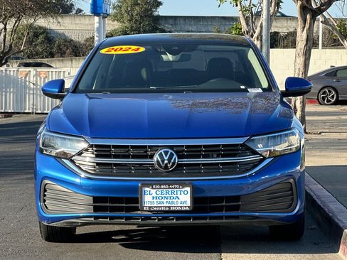 Used 2024 Volkswagen Jetta SE w/ Panoramic Sunroof Package image 8