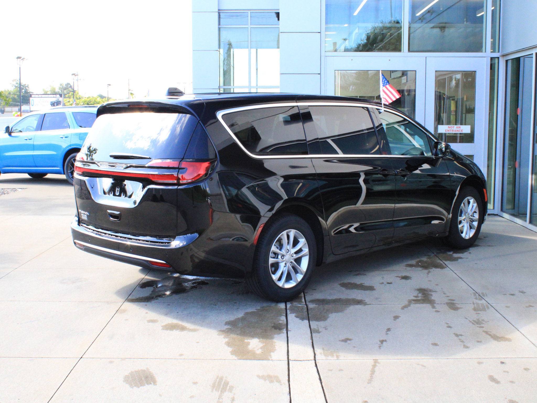 New 2027 Chrysler Pacifica Select FWD image 6