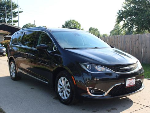 Used 2018 Chrysler Pacifica Touring-L w/ Advanced Safetytec Group FWD image 2